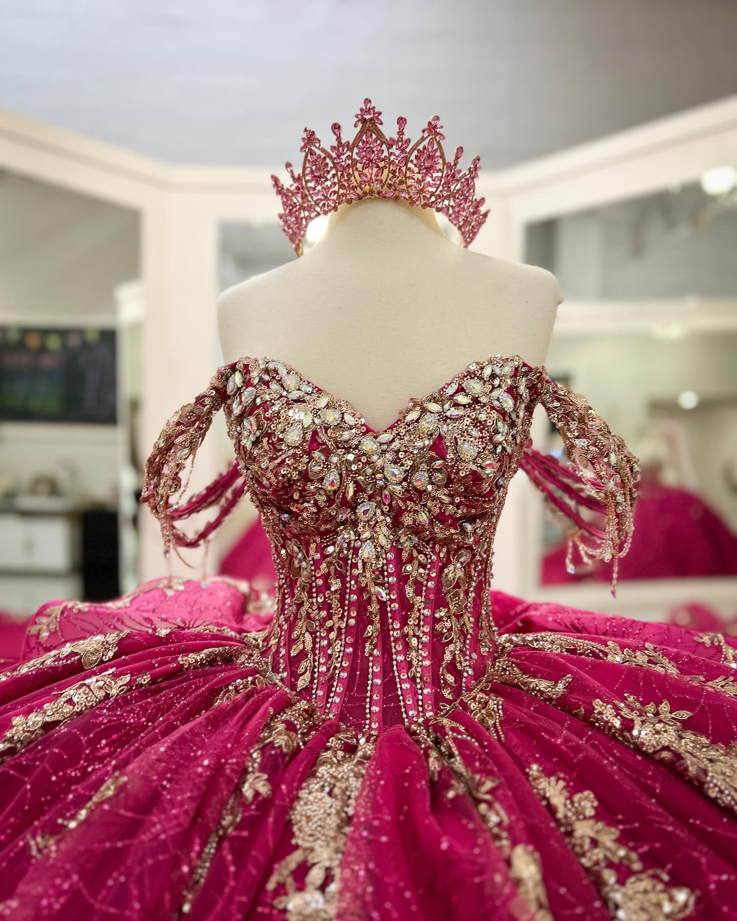 Stunning Crystals Ball Gown Quinceanera Dresses Sequined Prom Gowns Appliqued Off The Shoulder Necke Tulle Sixteen Sweet 15 Masquerade Dress