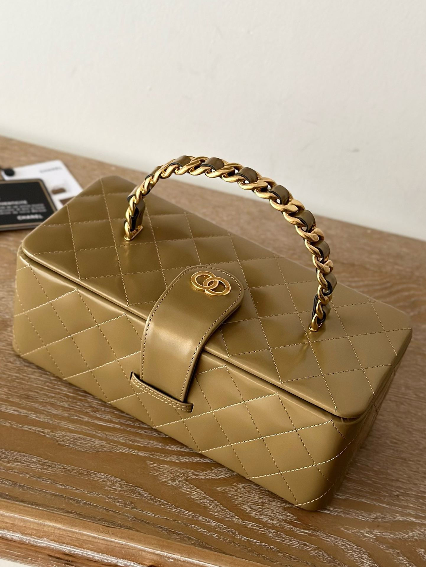 Ladies exquisite makeup bag vintage handbag fashionable square bag with mirror inside patent leather bag full of high end feeling 2226