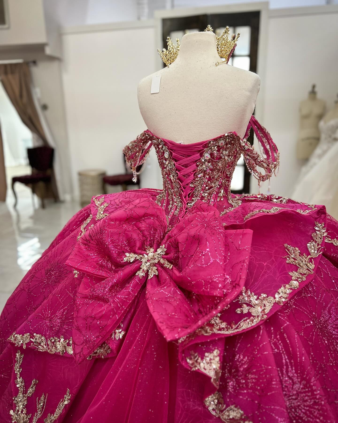Stunning Crystals Ball Gown Quinceanera Dresses Sequined Prom Gowns Appliqued Off The Shoulder Necke Tulle Sixteen Sweet 15 Masquerade Dress