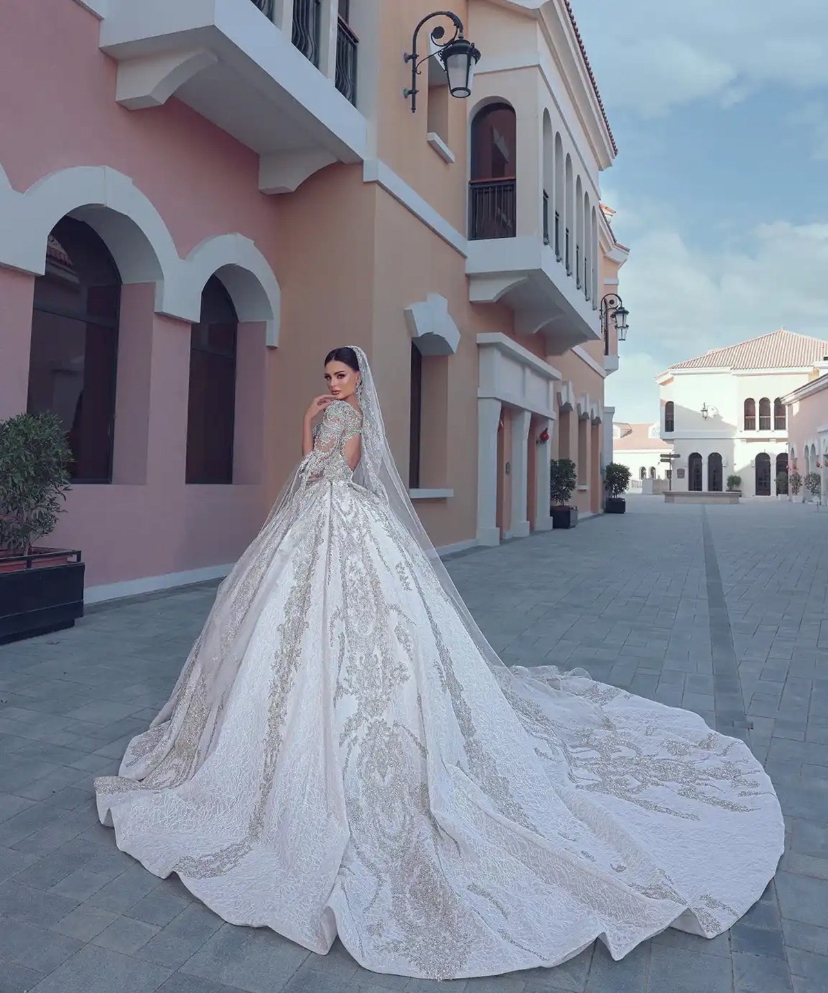 Ball Gorgeous Gown Wedding Dresses Shawl Sleeve Crystal Bridal Gowns Shine Beads Sequins Lace Sweep Tail Plus Size Customized Dress H