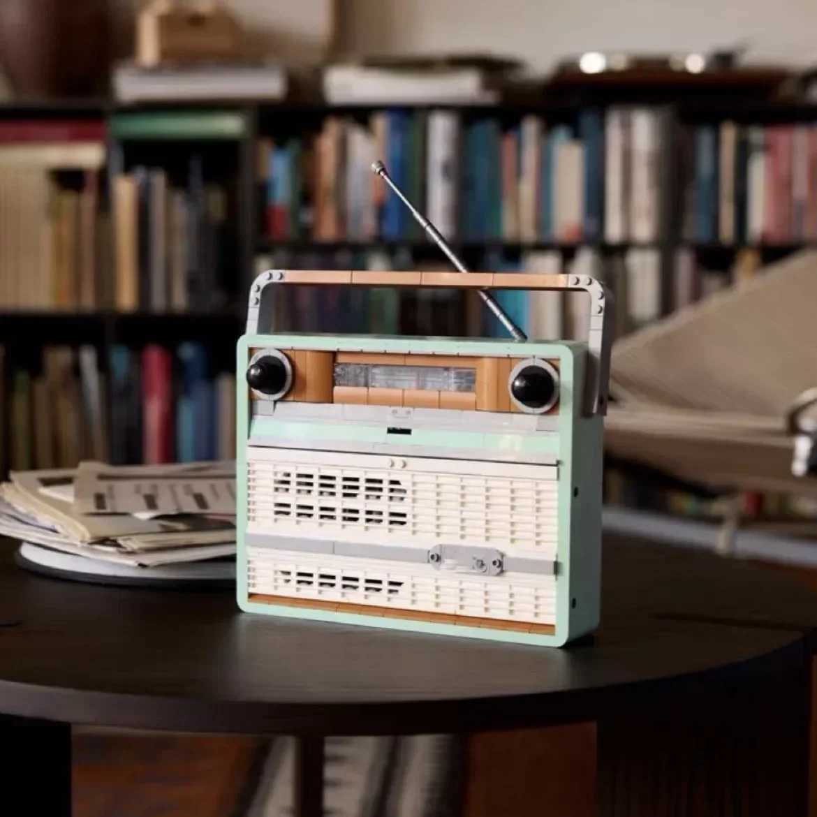 2024 New 10334 Retro Radio Model Building Blocks 1970s transistor Radio Music Home Decor Bricks Toy for Children Christmas GiftsXJ250102