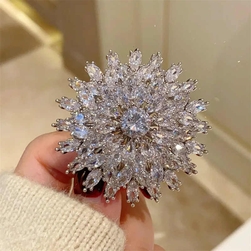 Super Sparkle Cubic Zirconia Christmas Snowflake Fireworks Brooches for Women Elegant Flower Corsage Suit Pins Wedding Jewelry 250103