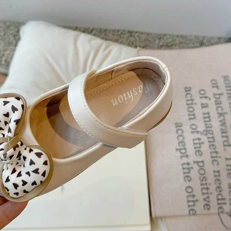Girls dress shoes with bow tie childrens hook loop Mary Jens shoes autumn childrens girls flat princess shoes 26-36 beige M250103