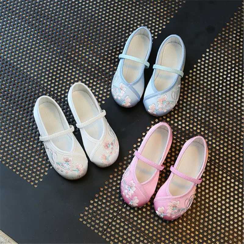 Girl Embroidery Apartment Old Beijing Cloth Shoes Childrens Canvas Dance Ballet Shoes Chinese Retro Rural Handmade Silk Dress Shoes M250103