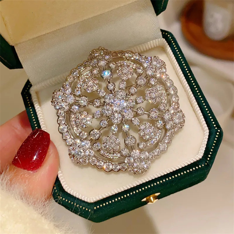 Super Sparkle Cubic Zirconia Christmas Snowflake Fireworks Brooches for Women Elegant Flower Corsage Suit Pins Wedding Jewelry 250103