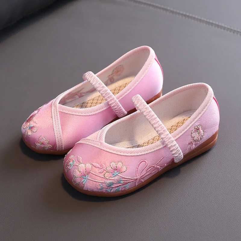 Hand embroidered Chinese style cotton childrens flat bottomed comfortable childrens shoes girls princess shoes red M250103