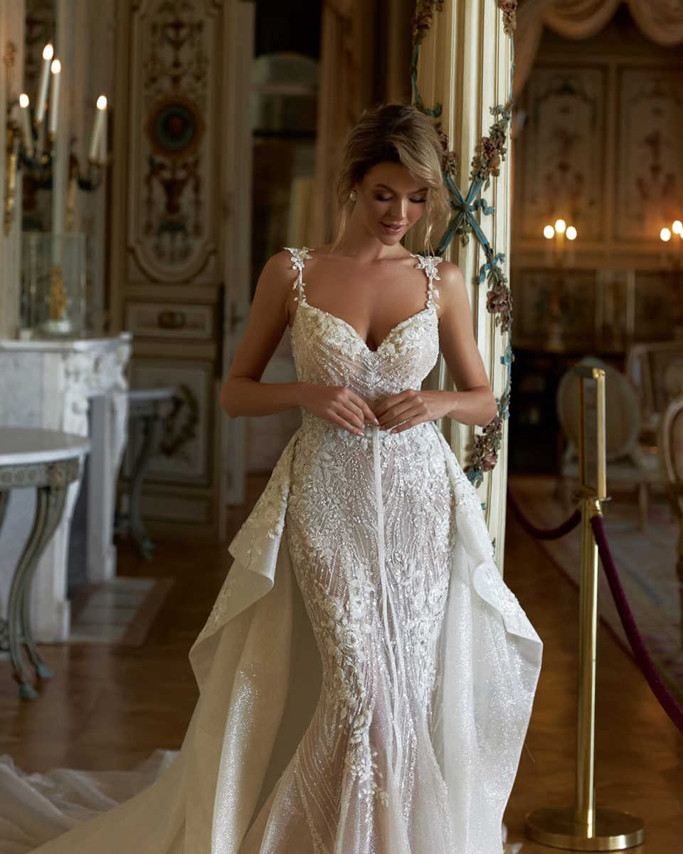 Gorgeous Mermaid Wedding Dresses For Women Sweetheart Neck Sleeveless Gown Sequins Appliques Detachable Train Customized Dress