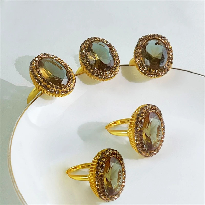 Oval Zultanite Crystal Rhinestone Index Ring Jewelry suitable for female expatriates with varying stone colors and Sudanese quartz gold and copper 250