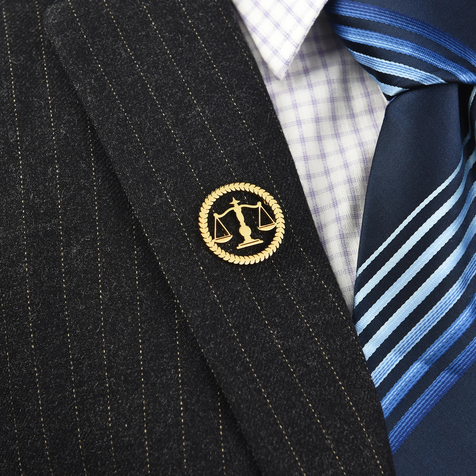 Qi Wu Libra Balance Advocate Lawyer Brooch Justice and Equity Symbol For Mens Shirt Jewelry Lawyers Judge Steel Lapel Pin 250103