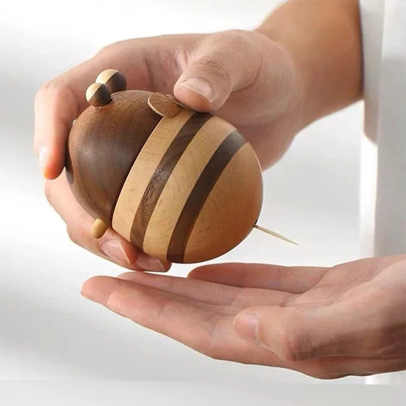 Cartoon Bee Shape Toothpick Holder Wooden Toothpick Box Moisture-Proof Toothpick Dispenser Home Dining Room Decoration 241231