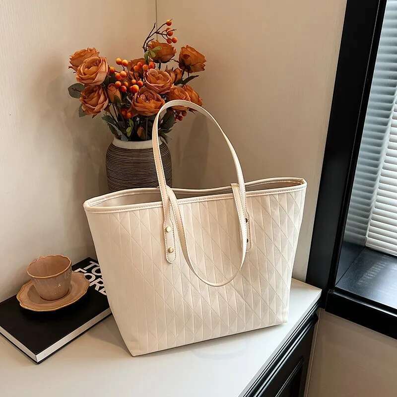 leisure Hot selling leisure solid color fashionable PU women s shoulder trend bag new quality design large capacity trendy handbag