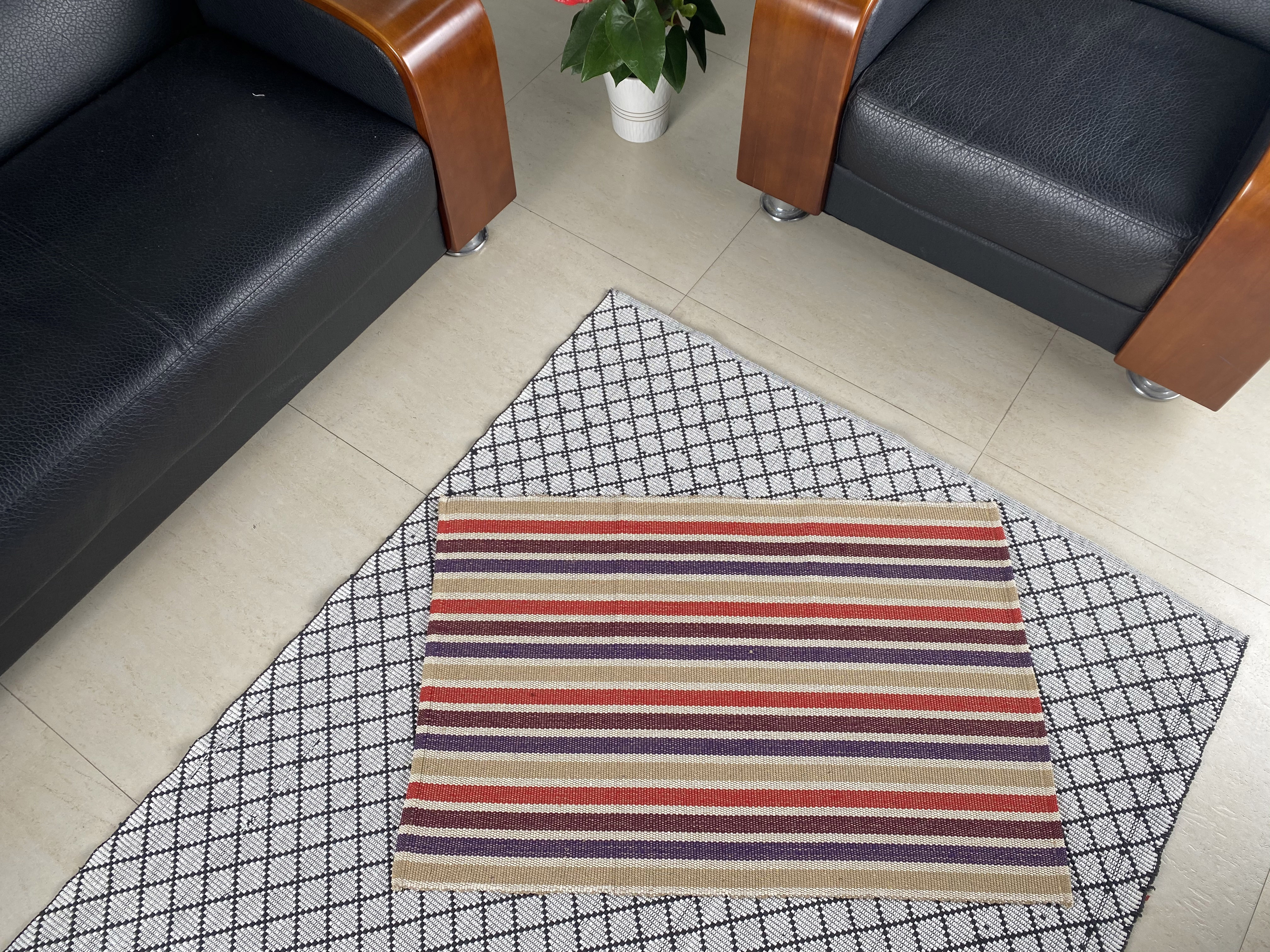 Vibrant Woven Cotton Area Rug Featuring Textured Pattern for Enhanced Sturdiness and Moisture Control