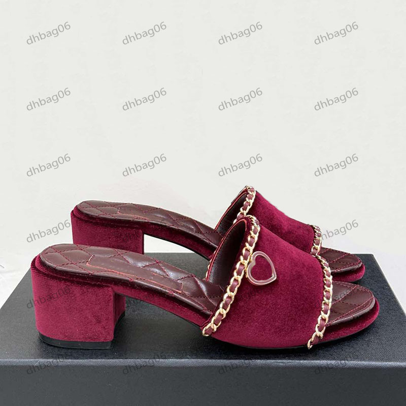 Designer Womens Chunky Heeled Chain Sandals Sheepskin/Velvet Classic Round Toe Dress Shoes Metal Buckle Decorative Womens Summer Outdoor Party Shoes Wedding Shoes