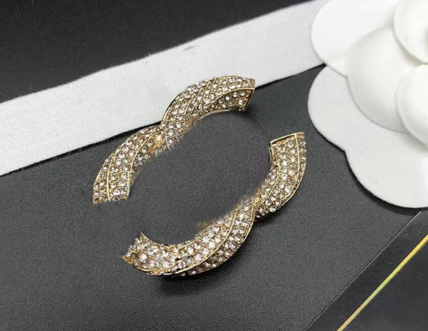 Classic Luxury Double Letter Brooch Designer Irregularity Diamond Brand Brooches Gold Plated For Women Charm Wedding Gift Party Jewelry Accessorie