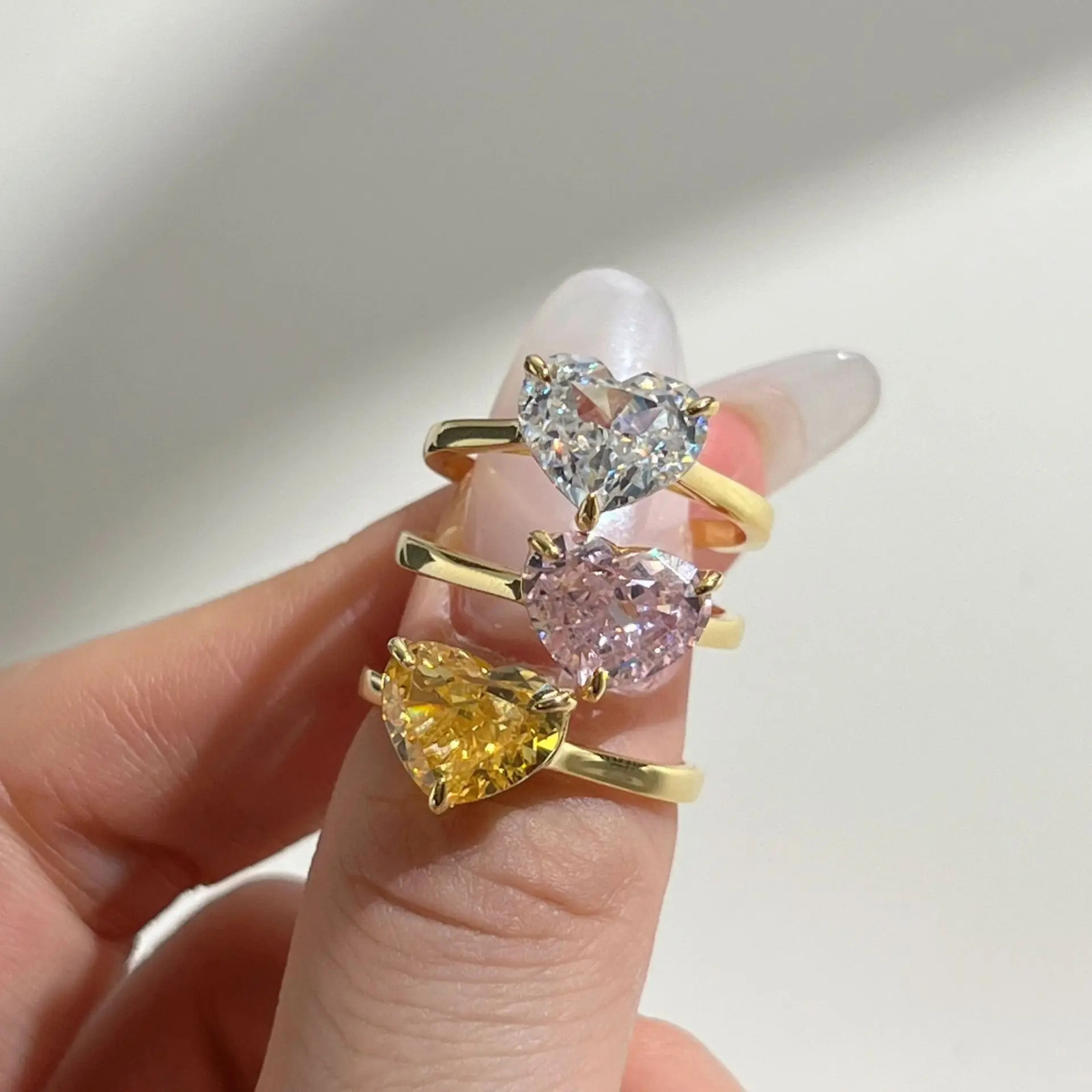 True S925 Silver Heart Ring Womens Brilliant Ice Cut Ring Jewelry Womens Sparkling 8A Zircon Girl Gift Party Banquet 250102