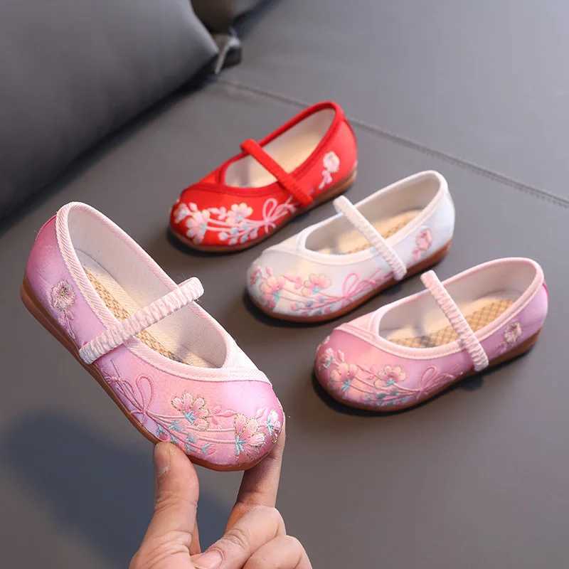 Hand embroidered Chinese style cotton childrens flat bottomed comfortable childrens shoes girls princess shoes red M250103