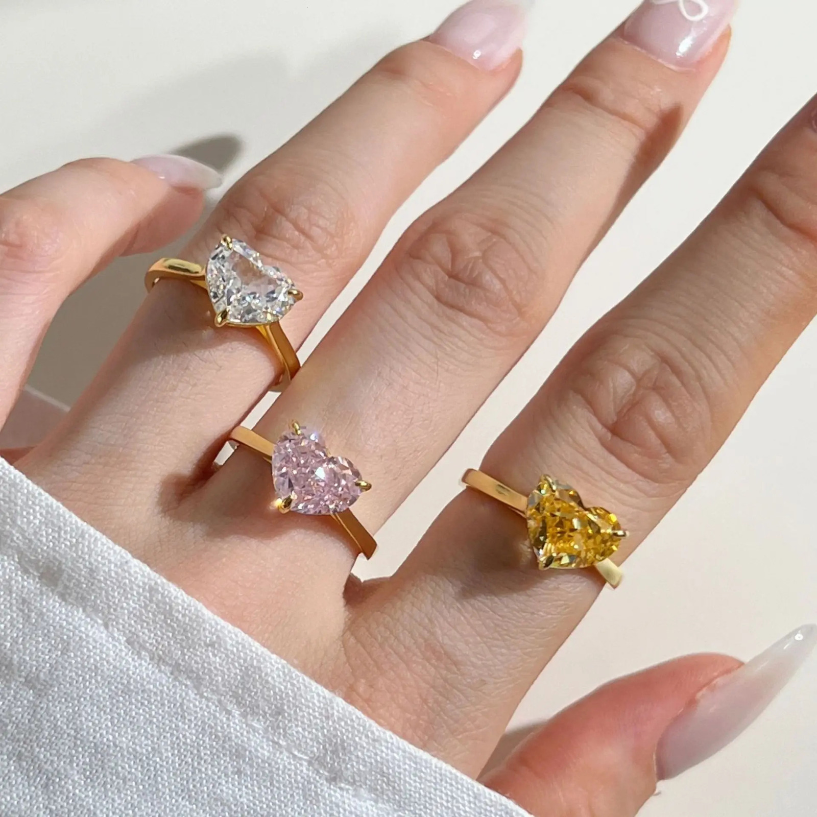 True S925 Silver Heart Ring Womens Brilliant Ice Cut Ring Jewelry Womens Sparkling 8A Zircon Girl Gift Party Banquet 250102