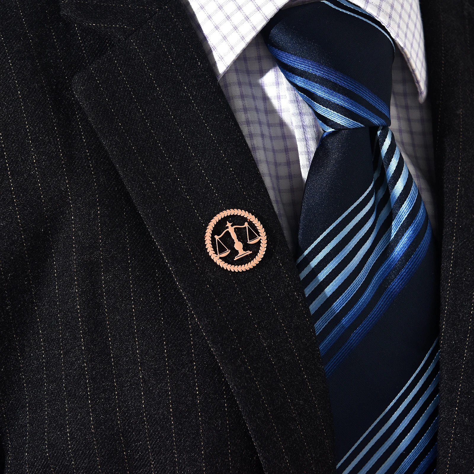 Qi Wu Libra Balance Advocate Lawyer Brooch Justice and Equity Symbol For Mens Shirt Jewelry Lawyers Judge Steel Lapel Pin 250103