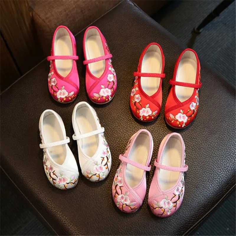 Girl Embroidery Apartment Old Beijing Cloth Shoes Childrens Canvas Dance Ballet Shoes Chinese Retro Rural Handmade Silk Dress Shoes M250103