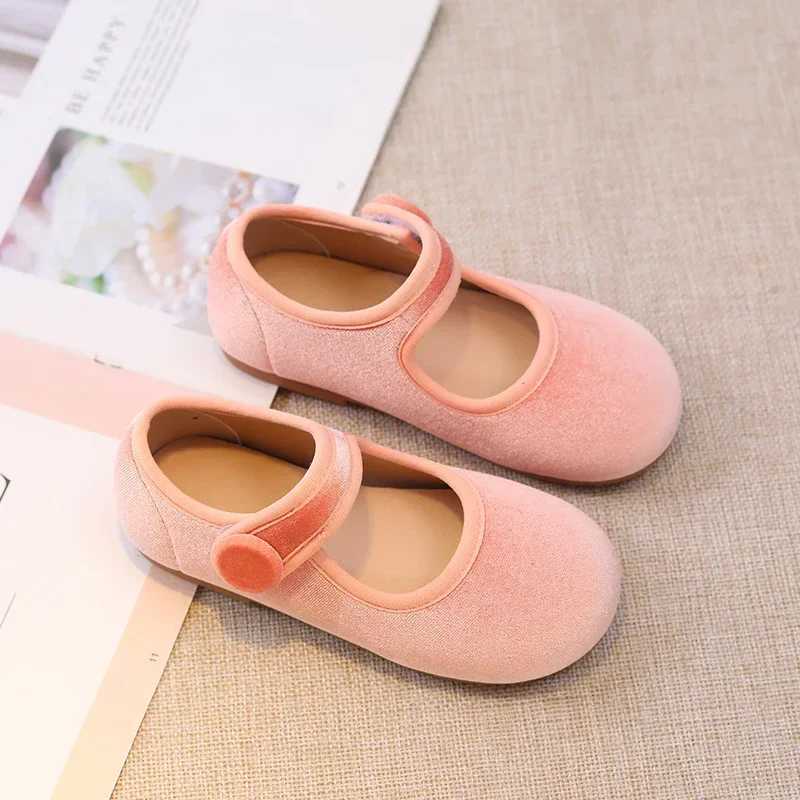 New Autumn Childrens Princess Shoes Girls Ballet Apartment Fashion and Comfortable Style Velvet Light Color Elegant Childrens Apartment M250103