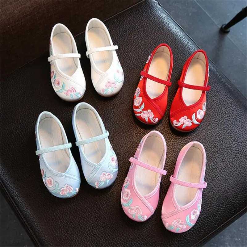 Girl Embroidery Apartment Old Beijing Cloth Shoes Childrens Canvas Dance Ballet Shoes Chinese Retro Rural Handmade Silk Dress Shoes M250103