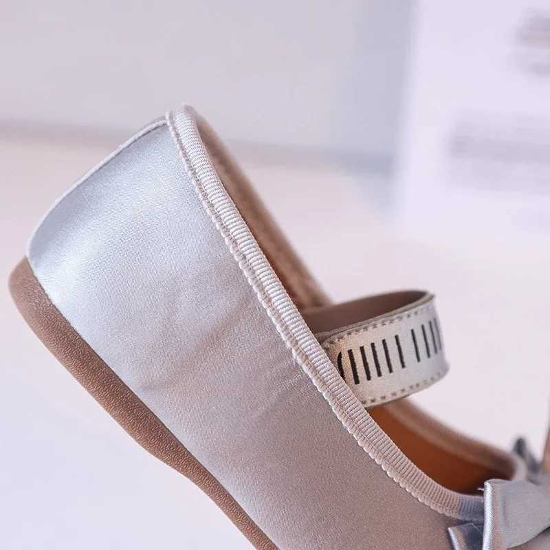 Autumn baby girl ballet dance shoes fashionable bow high-quality ultra-fine fiber childrens apartment party night childrens casual shoes M250103