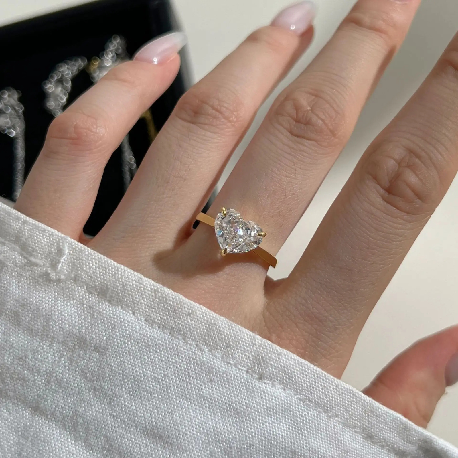 True S925 Silver Heart Ring Womens Brilliant Ice Cut Ring Jewelry Womens Sparkling 8A Zircon Girl Gift Party Banquet 250102