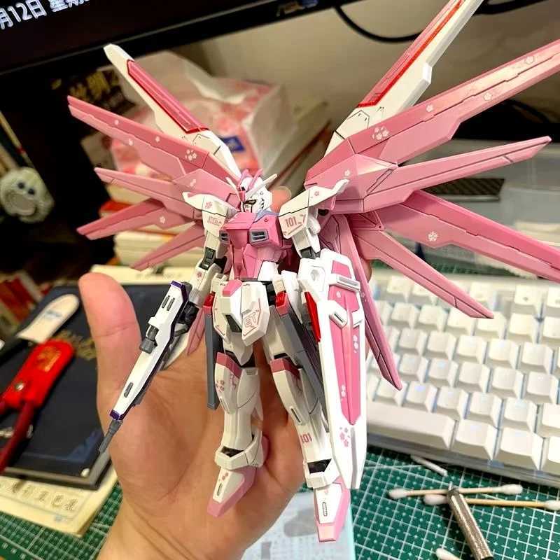 ZGMF-X10A HG 1/144 Freshman Freedom Mecha Assembly Model Action Figures Cherry Blossom Color Scheme Childrens Toy Gift Decoration W250103