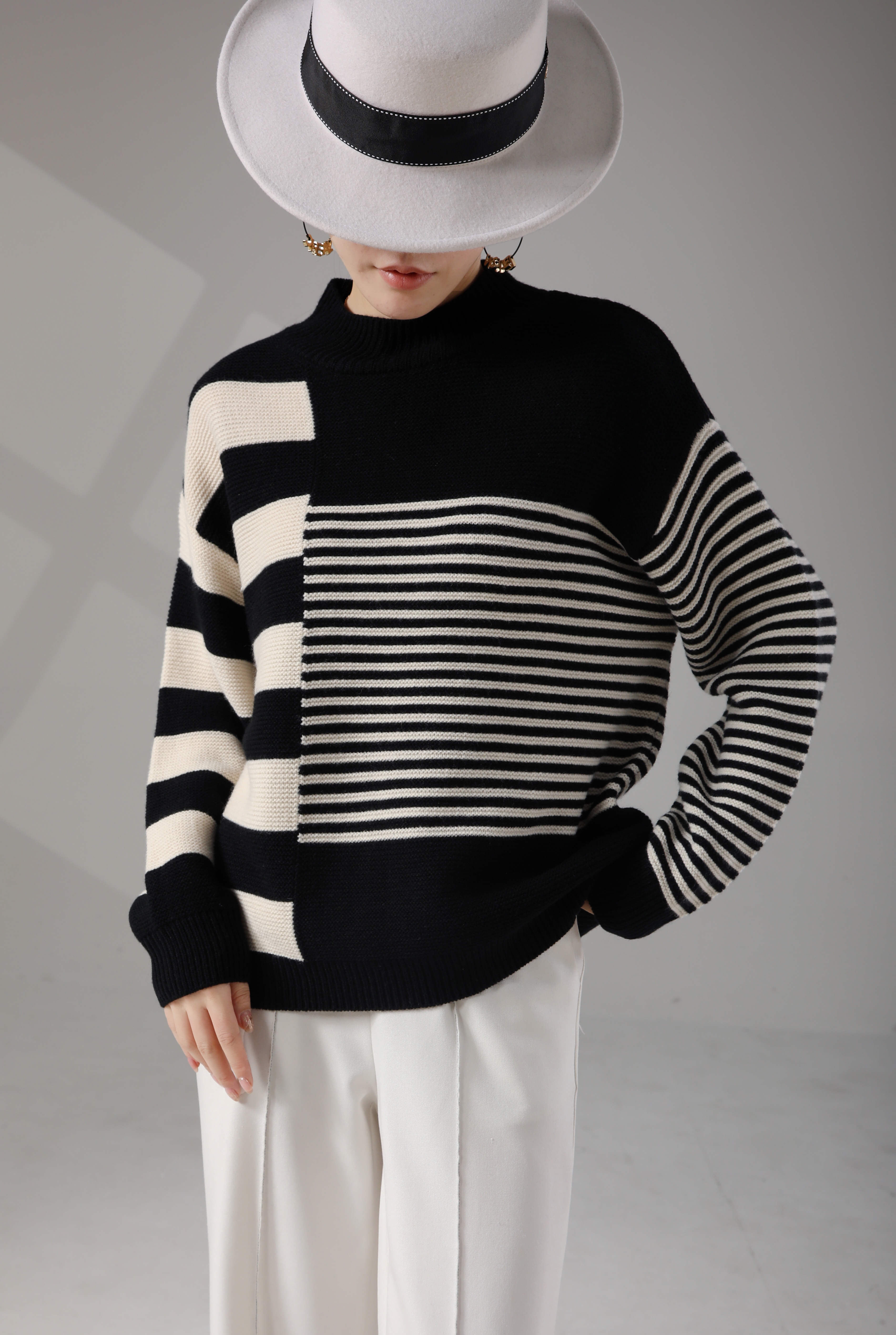 Casual Women's Knit Top - Stylish Pullover with Cozy Fabric