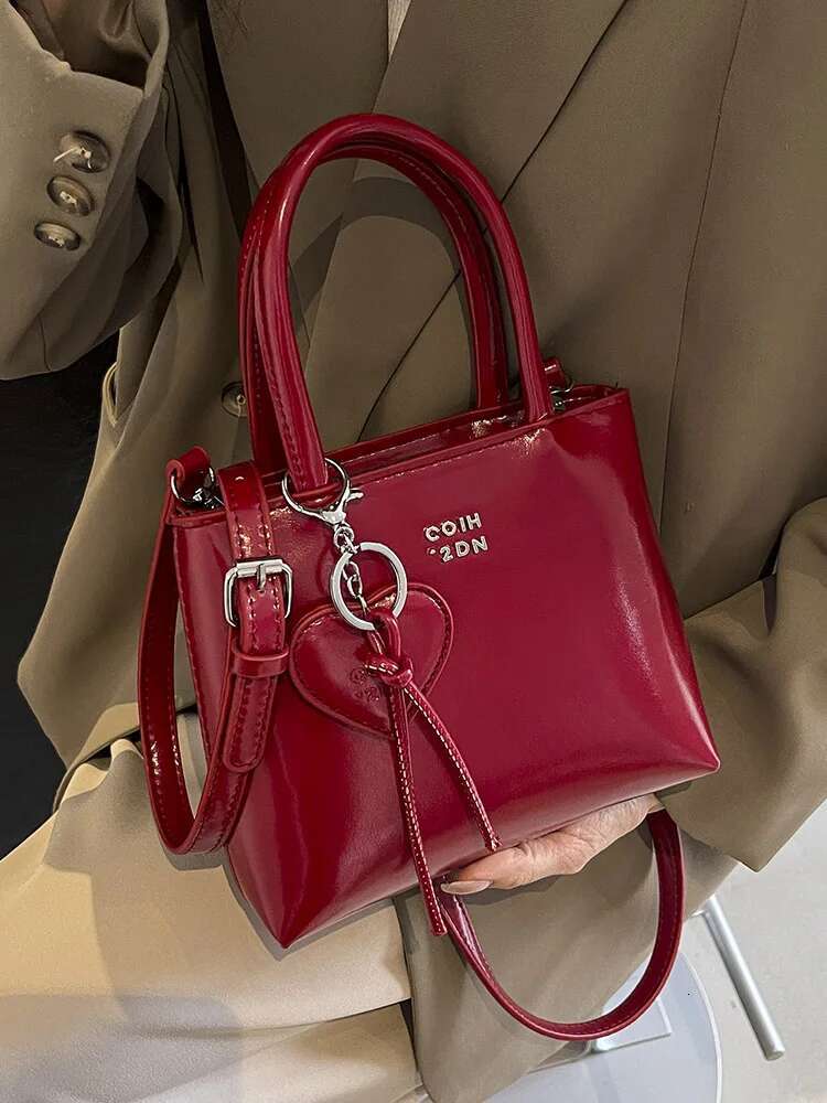 Red Bride Wedding Bucket New Small and Medium sized Fashion Handbag Texture Designer Shoulder Bag Trendy Crossbody Bag bag