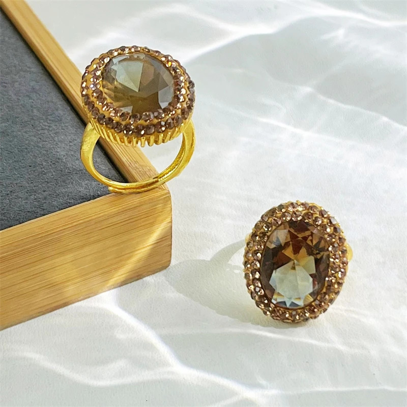 Oval Zultanite Crystal Rhinestone Index Ring Jewelry suitable for female expatriates with varying stone colors and Sudanese quartz gold and copper 250