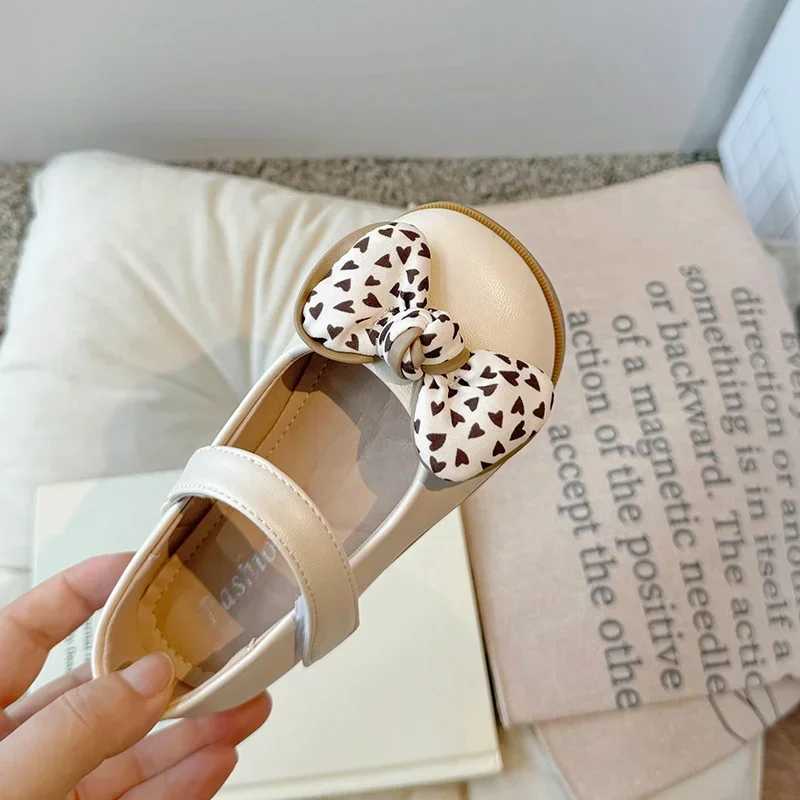 Girls dress shoes with bow tie childrens hook loop Mary Jens shoes autumn childrens girls flat princess shoes 26-36 beige M250103