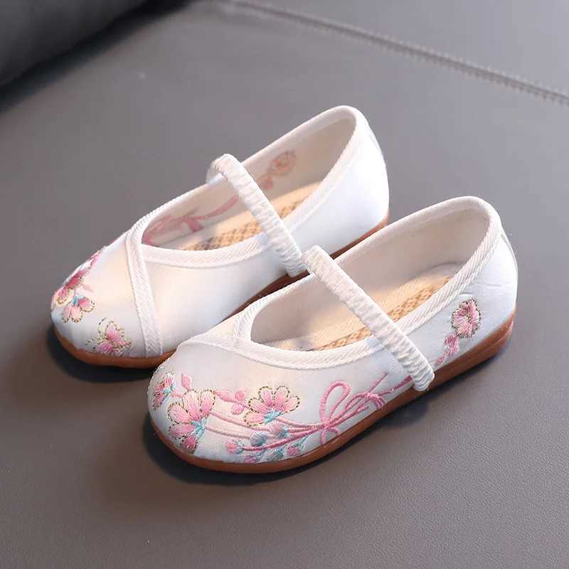 Hand embroidered Chinese style cotton childrens flat bottomed comfortable childrens shoes girls princess shoes red M250103