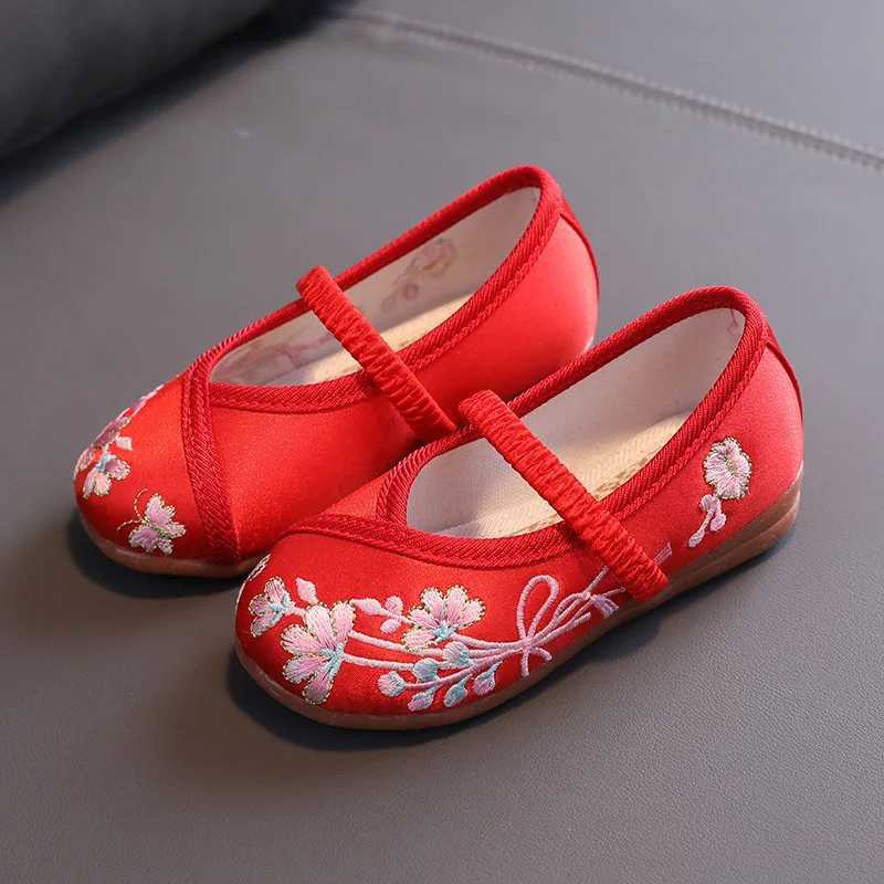 Hand embroidered Chinese style cotton childrens flat bottomed comfortable childrens shoes girls princess shoes red M250103