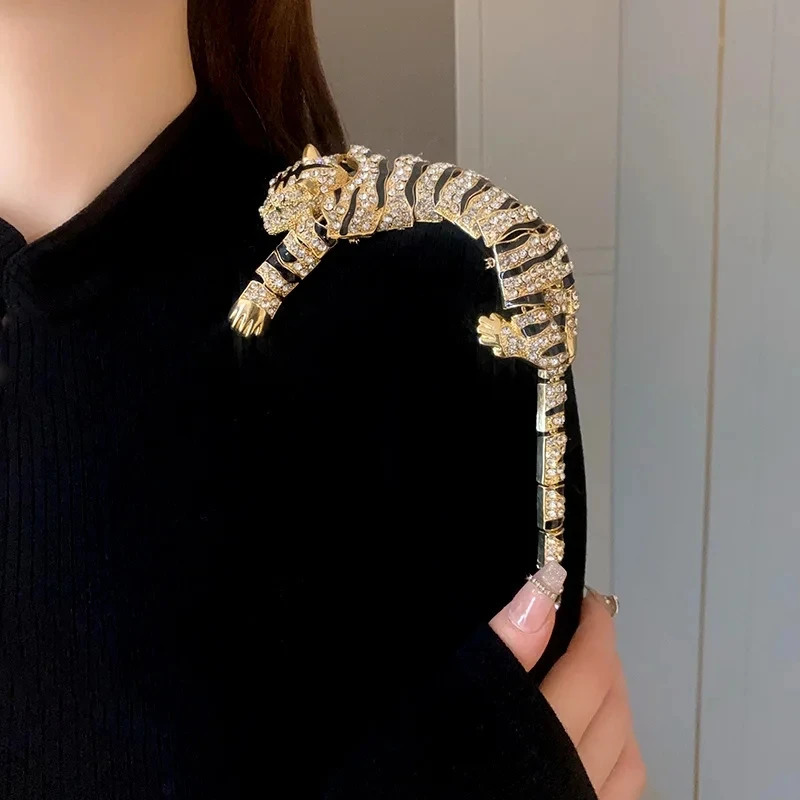 Vintage Hyperbole Rhinestones Large Tiger leopard Shoulder Decor Brooches Men Women Unique n Party Jewelry Accessory 250103