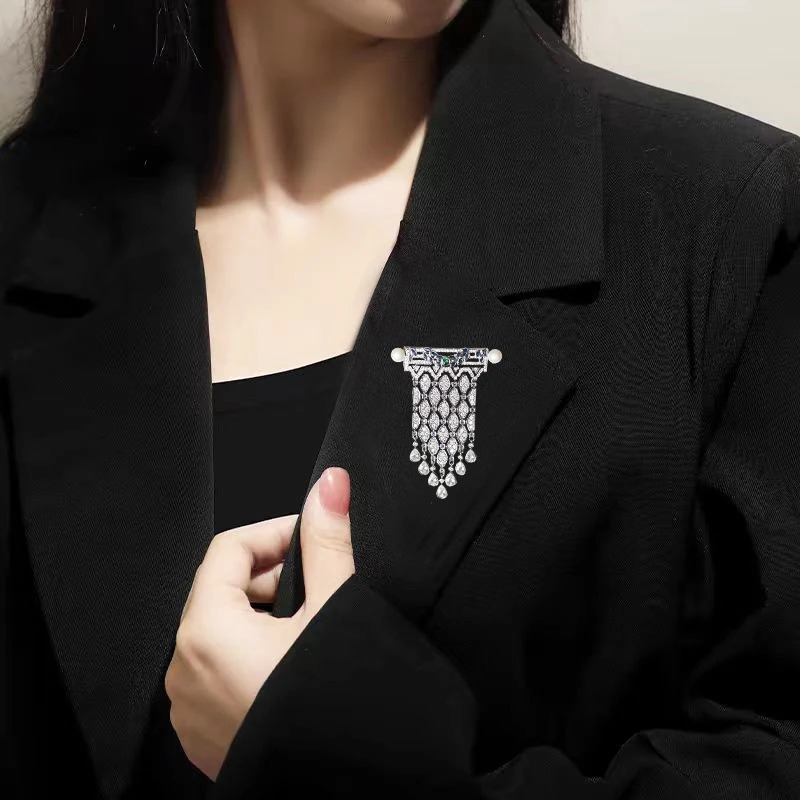 OKILY Retro Style Exquisite Zircon Tassel Brooch Elegant Freshwater Pearl Geometry Clothing Accessories for Womens Decor 250103