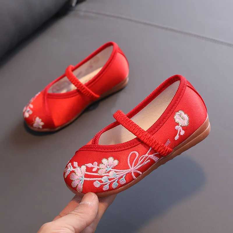 Hand embroidered Chinese style cotton childrens flat bottomed comfortable childrens shoes girls princess shoes red M250103