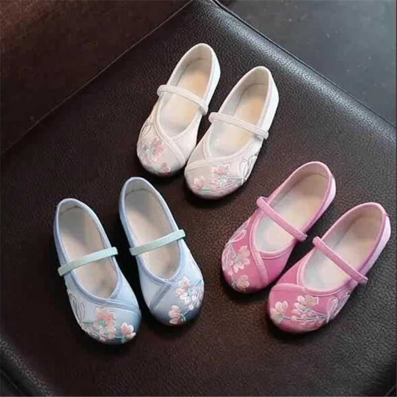 Girl Embroidery Apartment Old Beijing Cloth Shoes Childrens Canvas Dance Ballet Shoes Chinese Retro Rural Handmade Silk Dress Shoes M250103