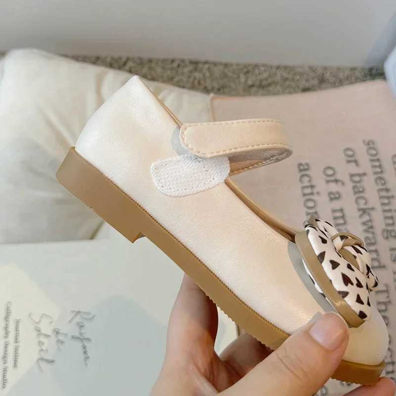 Girls dress shoes with bow tie childrens hook loop Mary Jens shoes autumn childrens girls flat princess shoes 26-36 beige M250103