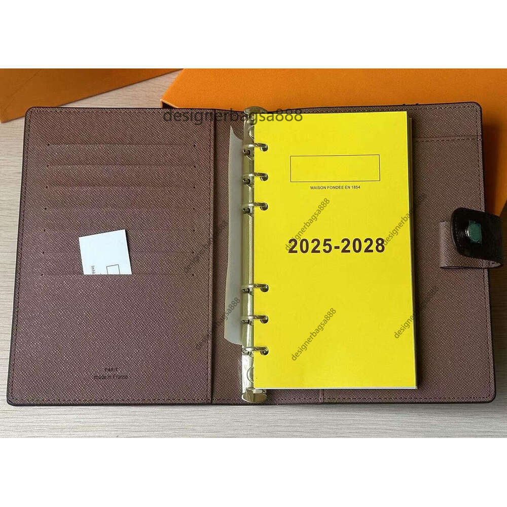 Notebook Designer Sacs d'embrayage marque Brand City Women Wallet for Men Ajoute l'aspect pratique et la mode à ce carnet de conception de dame p
