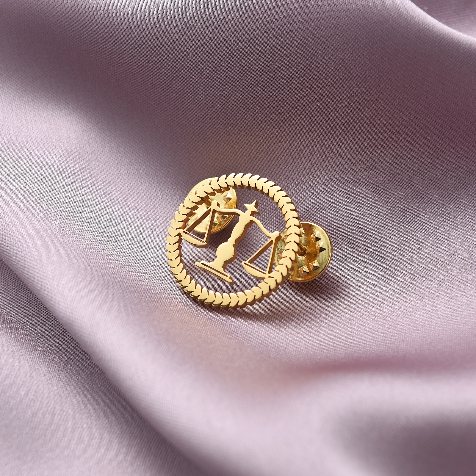Qi Wu Libra Balance Advocate Lawyer Brooch Justice and Equity Symbol For Mens Shirt Jewelry Lawyers Judge Steel Lapel Pin 250103