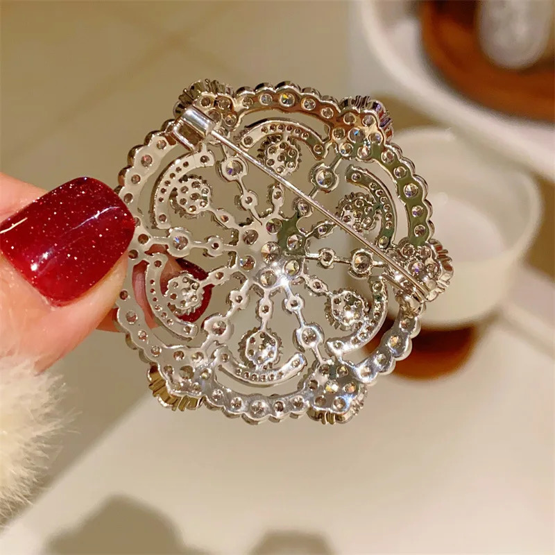 Super Sparkle Cubic Zirconia Christmas Snowflake Fireworks Brooches for Women Elegant Flower Corsage Suit Pins Wedding Jewelry 250103