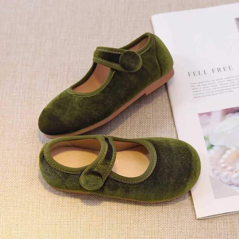 New Autumn Childrens Princess Shoes Girls Ballet Apartment Fashion and Comfortable Style Velvet Light Color Elegant Childrens Apartment M250103