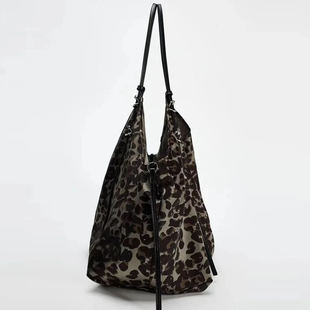 Fashion Leopard Tote Bags for Women Satin Shoulder Bag Animal Printed Handbags Large Capacity Silk Shopper Purses 250102