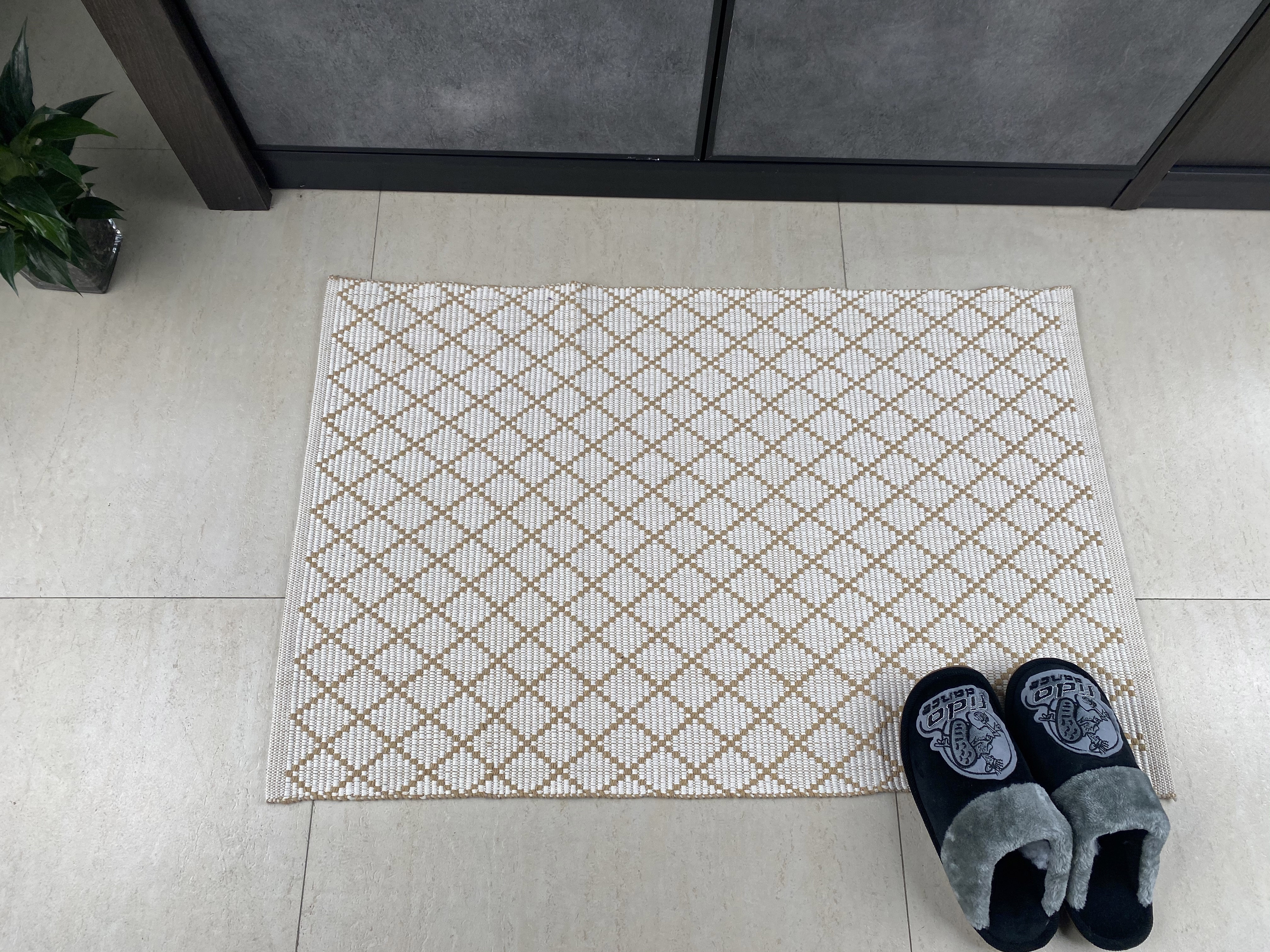 Handcrafted Cotton Rug - Durable & Highly Absorbent Floor Covering for Modern Interiors