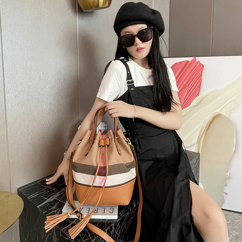 2022 New Women's Classic Checkered Contrast Handbag Fashionable And Versatile One Shoulder Crossbody Bag