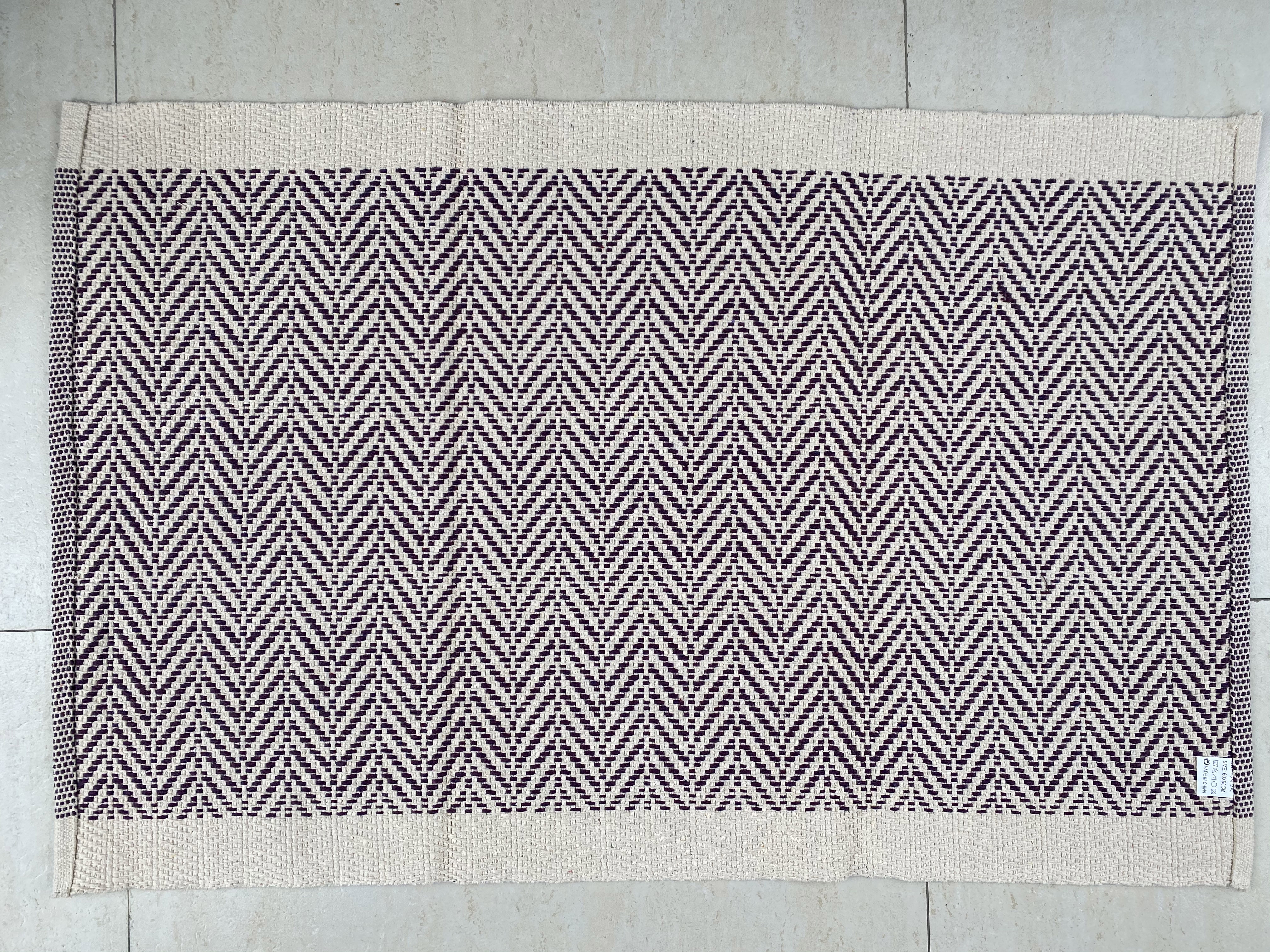 Fashionable Custom Handmade Cotton Rugs Sturdy and Highly Absorbent Perfect for Contemporary Home Decor