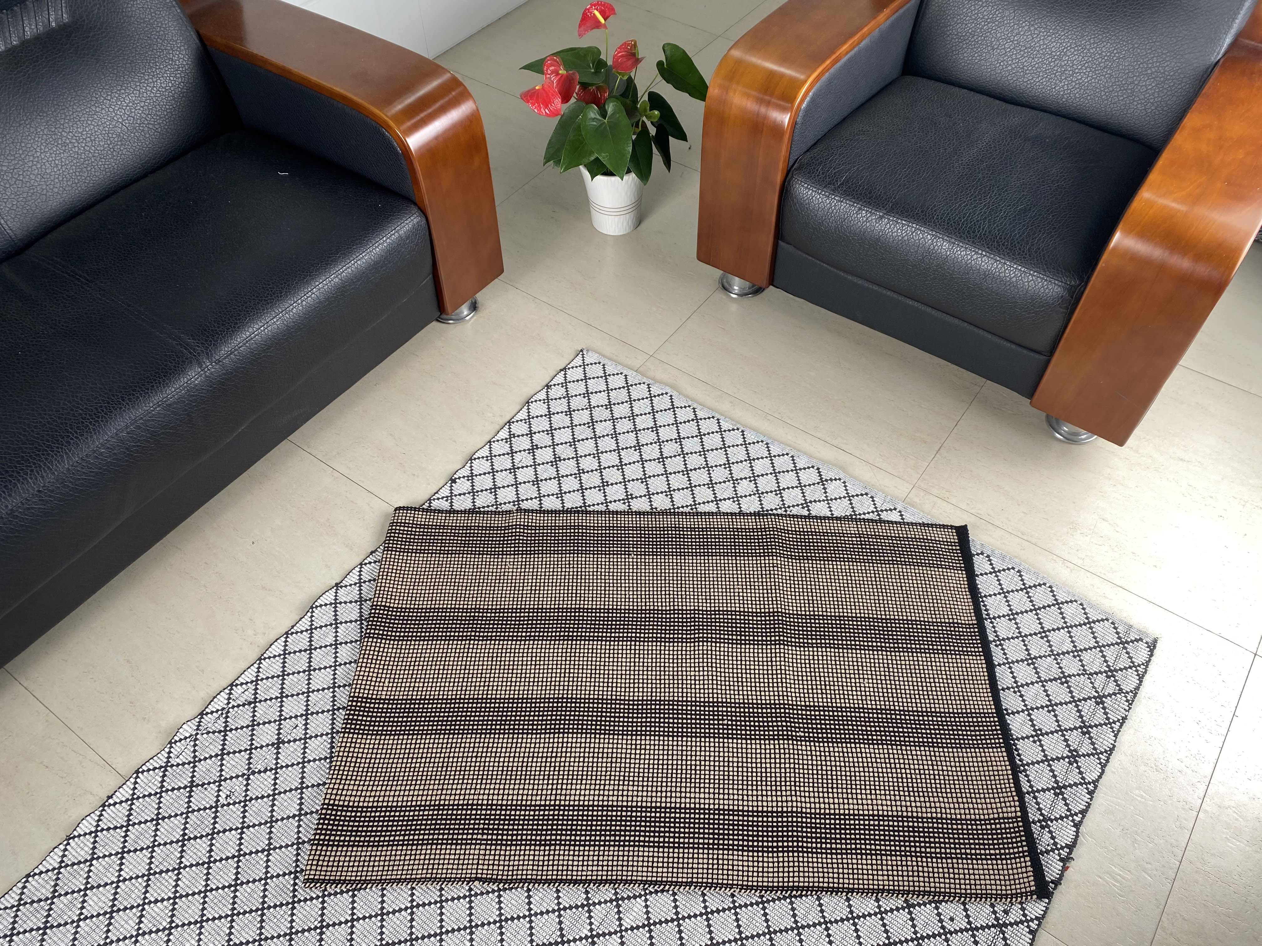Elegant Handmade Cotton Floor Mat - Solid Design & Superior Moisture-Wicking Properties