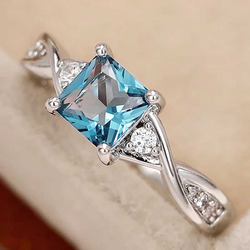 Huitan Sky Blue CZ Women Rings Twist Band Exquisite Female Accories for Wedding Party Temperament Elegant La Rings JewelryXJ250104