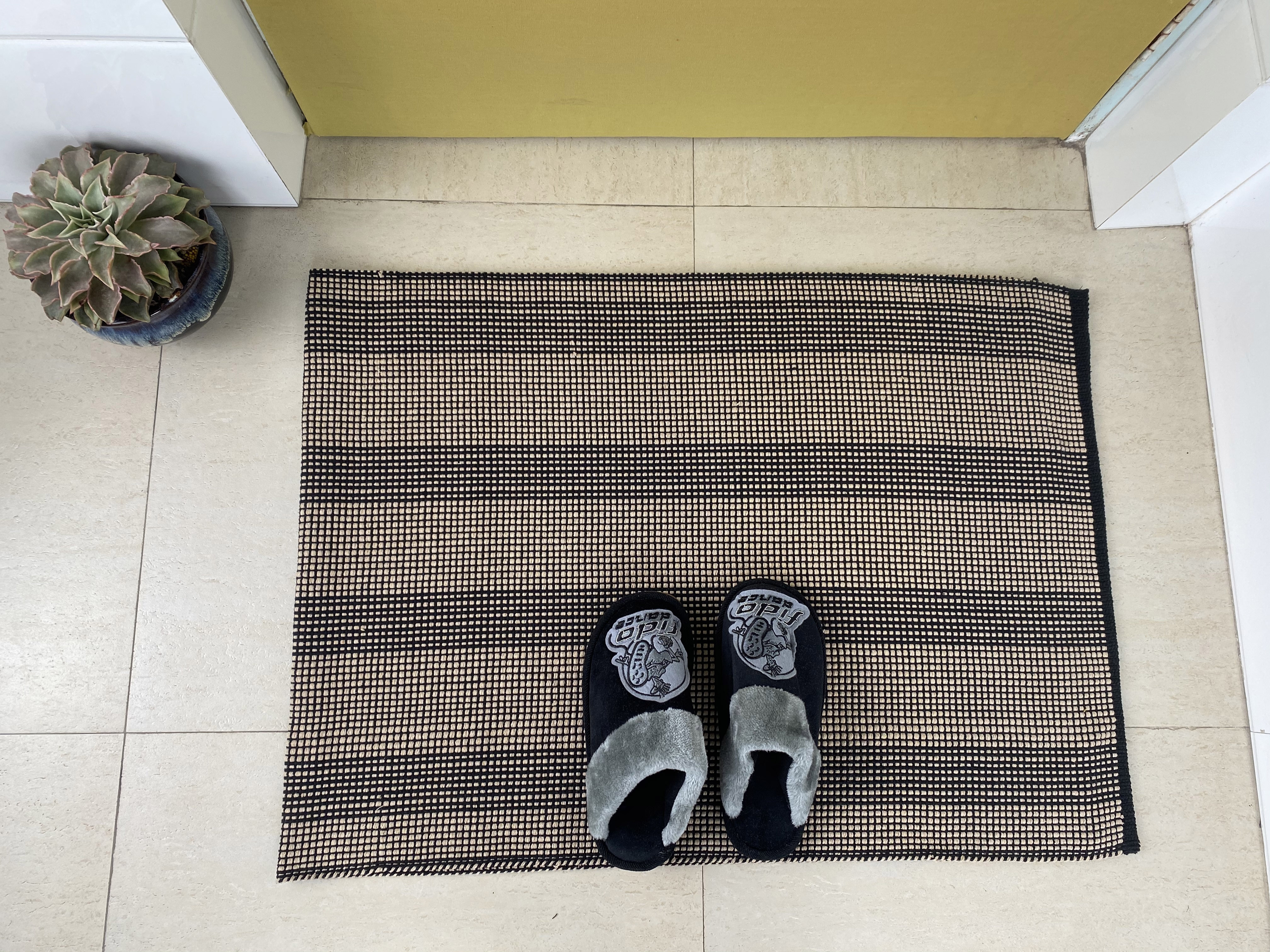 Elegant Handmade Cotton Floor Mat - Solid Design & Superior Moisture-Wicking Properties